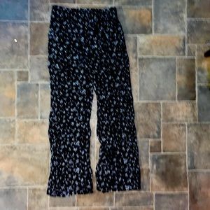 Ardene medium. Almost brand new. Nice soft and stretchy comfortable pants.